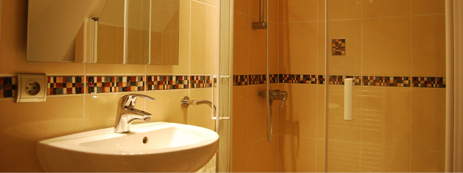 https://www.selectcottages.com/sites/default/files/revslider/image/chaumiere-bathroom-sepia.jpg