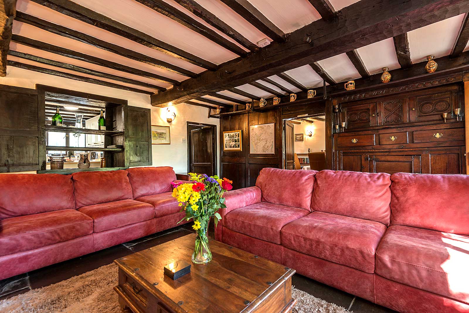 https://www.selectcottages.com/sites/default/files/revslider/image/farmhouse-lounge-500-years.jpg