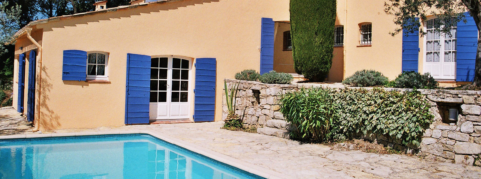 https://www.selectcottages.com/sites/default/files/vc-pool-exterior.jpg